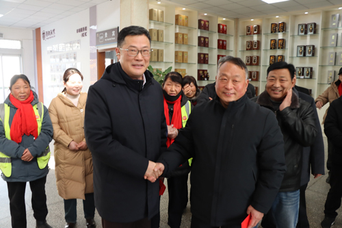 20260217一缕醇香守岁,万般温情暖心——董事长大年初一深入一线慰问在岗员工-(1)