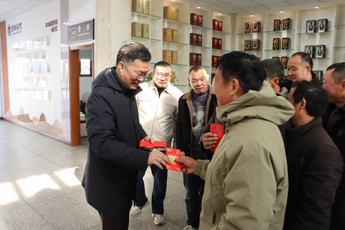 20260217一缕醇香守岁,万般温情暖心——董事长大年初一深入一线慰问在岗员工-(3)