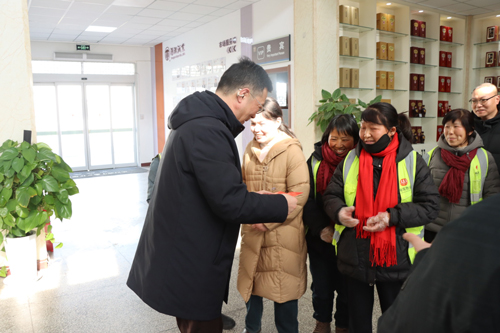 20260217一缕醇香守岁,万般温情暖心——董事长大年初一深入一线慰问在岗员工-(2)